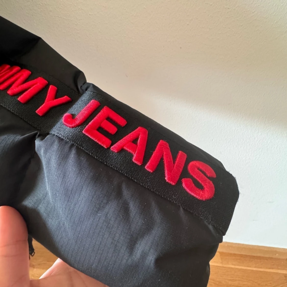 Svart pufferjacka från Tommy Jeans - 90