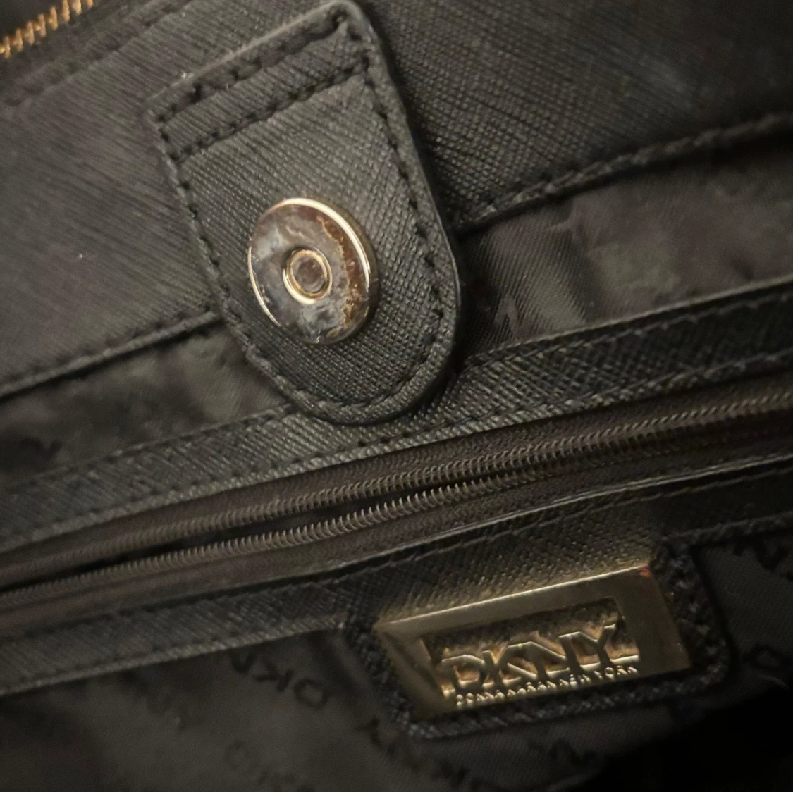 Svart axelväska från DKNY - 91