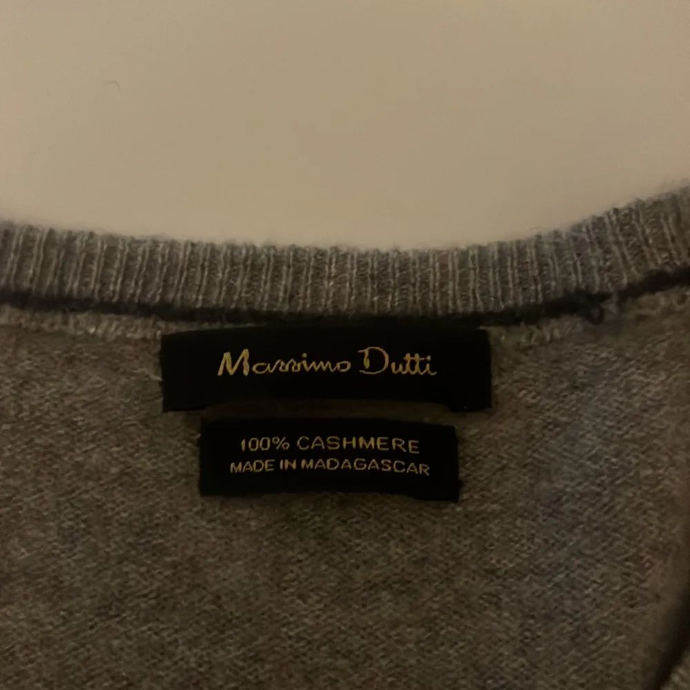 Säljer en supermjuk och lyxig grå kashmirtröja från Massimo Dutti. Perfekt för kyliga dagar med sin stilrena design och bekväma passform. Tröjan har långa ärmar och en klassisk rund halsringning. Ett måste för garderoben! 🧶Tyvärr har tröjan haft ett hål som lagats men kolla bild 3 för att se, ingen man tänker på när man har den på sig.. Tröjor & Koftor.