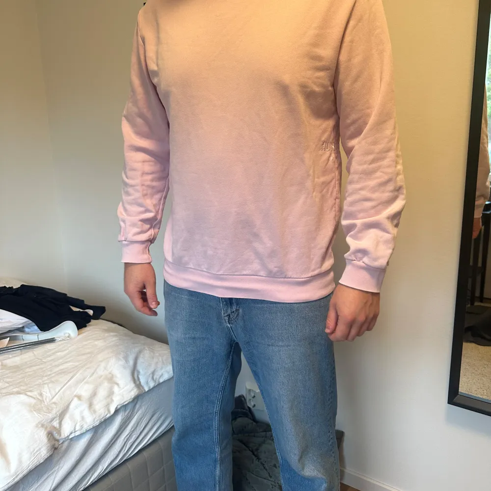 Säljer en snygg rosa sweatshirt från Won Hundred i storlek L. Den är i bra skick och har en broderad logga på bröstet. Perfekt för en avslappnad stil och passar bra till jeans. Skön och mjuk, perfekt för vår och höst!. Tröjor & Koftor.