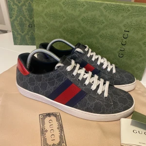 Gucci Ace Skor - Tja, säljer dessa Gucci Ace Skor i 9.5/10 skick, nypris ca 9000kr, säljer för endast 2299kr, du får med 2 dustbags & extra snören samt kort och info om produkten, använd endast 2 månader, vid frågor eller funderingar skicka Pm 📩// Mvh HamWear