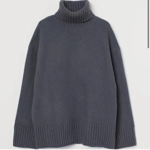 Grå stickad polotröja från H&M - Säljer nu min jättepopulära polotröja från HM som är helt slutsåld. Stl M och i bra skick!🥰