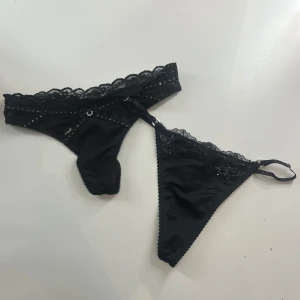 Svarta stringtrosor  - Säljer 2 par snygga stringtrosor från newyorker i xs då de var får små, endast provade💕båda för 50kr alt 30kr styck, nypris:100kr st 