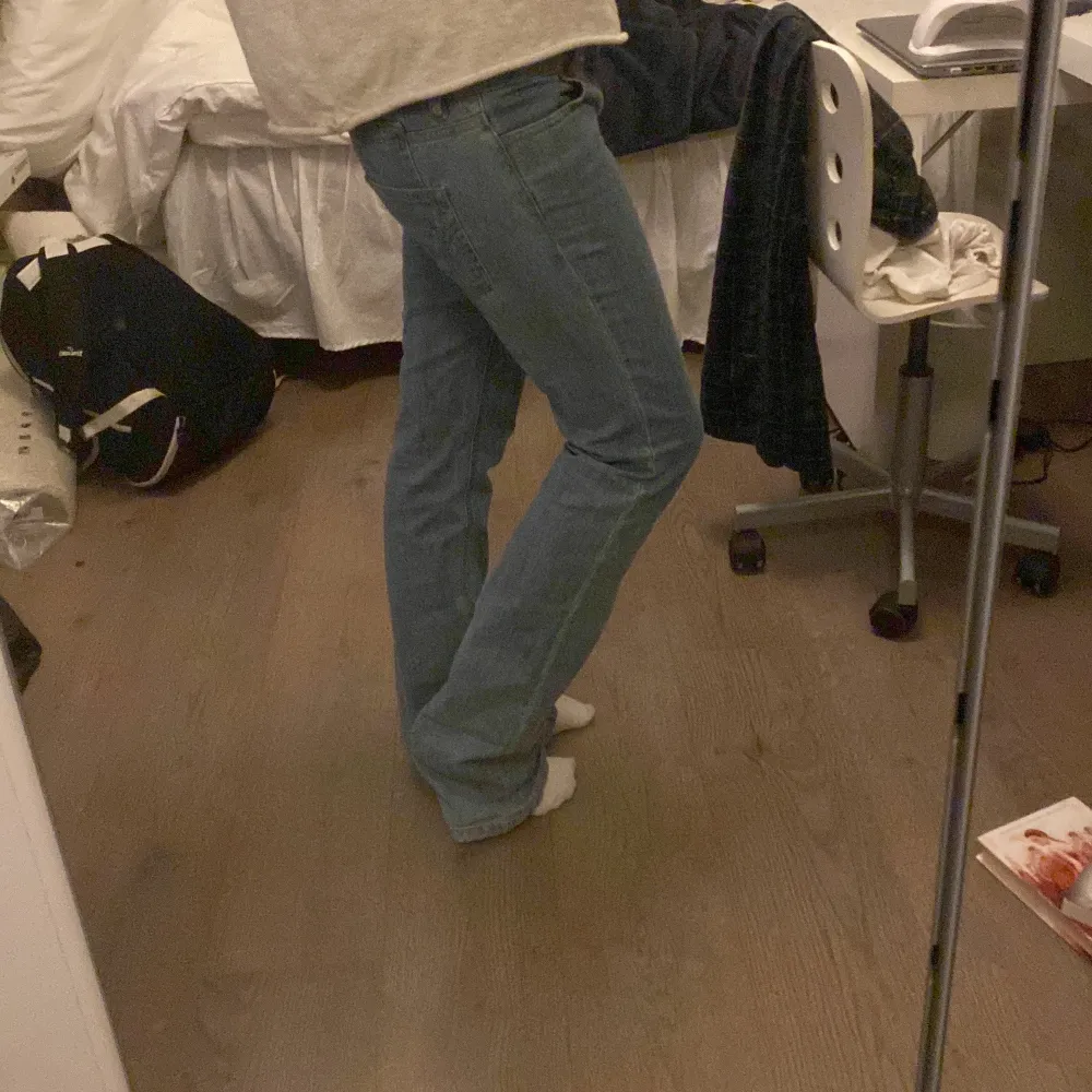 Säljer ett par snygga blå jeans från D&G i bra skick. De är lågmidjade och knappt använda, lite stora i storleken men passar folk med 38-40. De är lite svagt flared❤️. Jeans & Byxor.