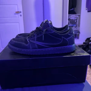 Travis scott jordan 1 low phantom - Säljer ett par svarta Nike Air sneakers i bra skick. De har en klassisk design med snörning och en diskret logga på sidan. Skorna är perfekta för vardagsbruk och har en bekväm passform. De är stilrena och passar till det mesta i garderoben.