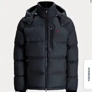 Säljer en snygg svart dunjacka från Ralph Lauren i mycket bra skick. Bara används ett fåtal gånger i våras men säljer därför att den är för stor. Har tagit god hand om den så den är gott som ny. Den är i storlek L. Nypris 5800kr