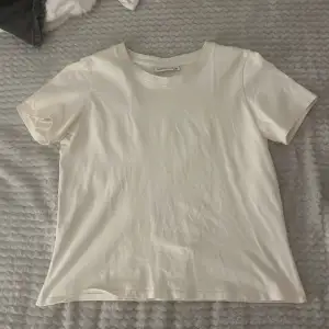 Säljer en enkel och stilren beige  t-shirt i bomull. Perfekt för vardagsbruk med en normal passform och korta ärmar. Ett måste i garderoben för alla säsonger!