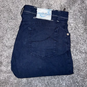 Jacob Cohen byxor - Jacob cohen byxor i ok skick, väl använda. Storlek 34, liten slitning på ena knät