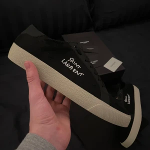 Saint Laurent  - Skicket är riktigt bra på skorna men sko lådan är lite skadad. | Det som följer med för utom skorna är en dust bag och allt som är på bilderna. | Det är bara att höra av sig om det är något. Som att man vill ha flera bilder🤗🤗🤗