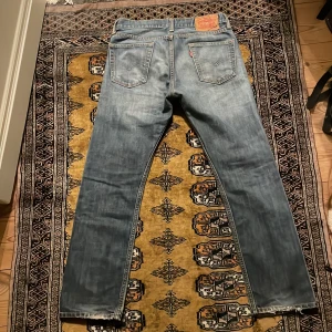 Levis jeans  - Säljer ett par klassiska Levis jeans i blått. De har en straight passform och är i bra skick. Perfekta för vardagsbruk och kan enkelt matchas med olika outfits.