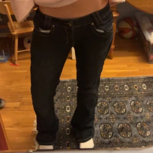 Svarta jeans med dödskallebroderi - Superfina jeans i storlek L men passar M också. Så coola fickor❣️Dom har lite defekter, men kom privat för det. Midjemått rakt över är 43 cm och innerbenslängen är 86