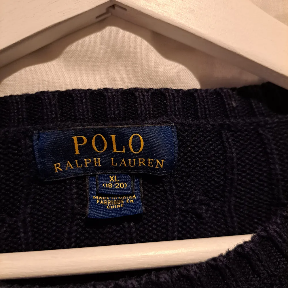 Hej, jag säljer min jätte fina kabelstickad tröja från Ralph Lauren. Tröjan är i nyskick och är stl Xl 18-20 som är S/M. Tror den passar bäst på M. Nypris ca 2000kr. Perfekt för Hösten/Vintern. Vid frågor eller funderingar angående tröjan kontakta mig.😊 Jag är öppen för Prisförslag. Titta in min profil för fler Ralph Lauren plagg och följ gärna min Plick för mera snygga kläder främst från Ralph Lauren. 🌊🍾. Tröjor & Koftor.