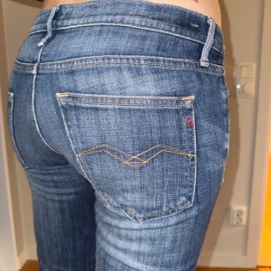 Replay jeans - Säljer dessa jätte snygga lågmidjade replay jeans❤️ Innerbenslängd: 83 cm Midjemått rakt över: ca 38 cm