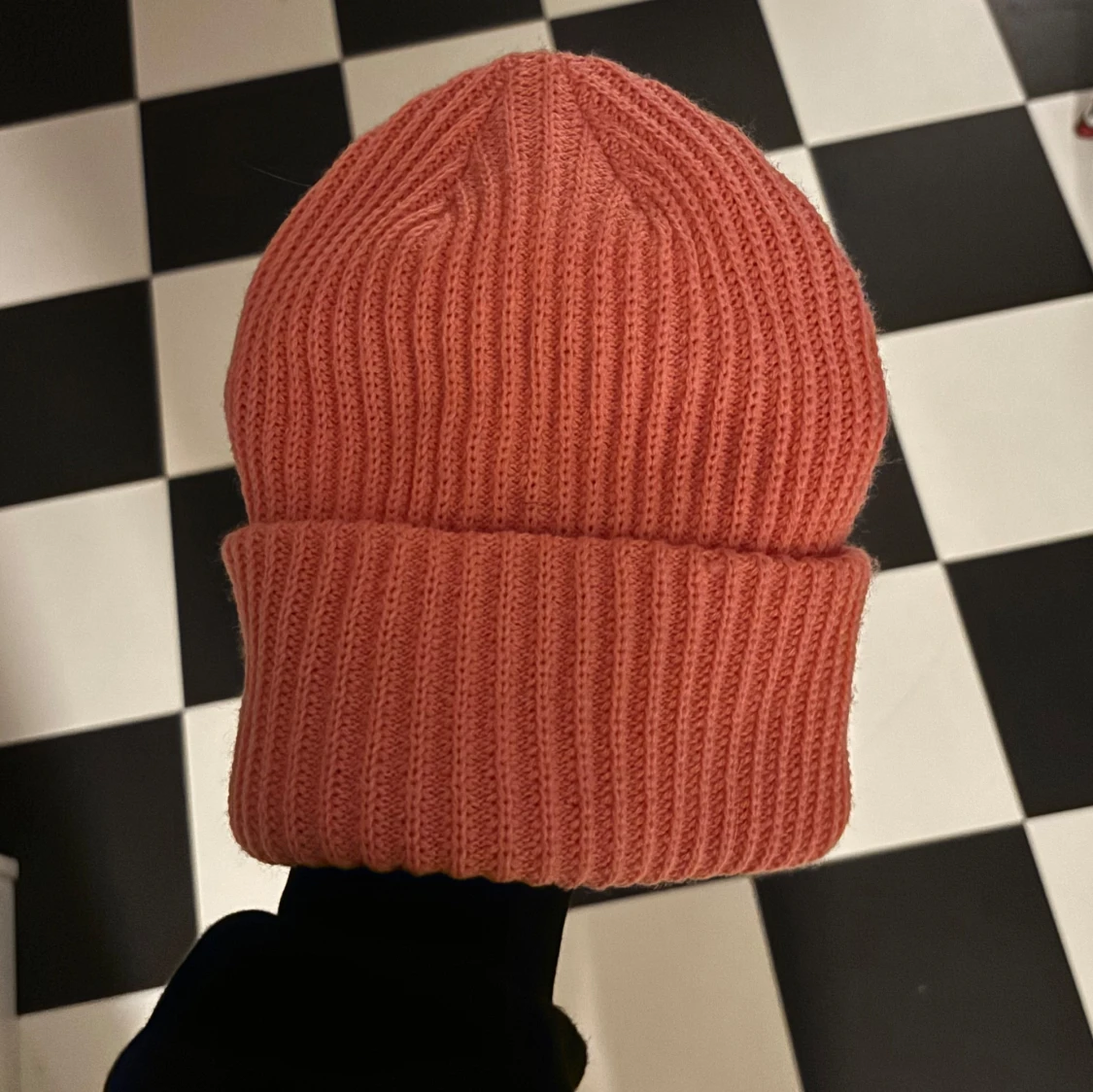 Rosa stickad mössa - 90