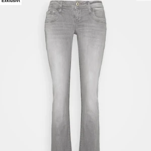 Grå bootcut jeans - Lågmidiade slutsålda bootcut jeans från ltb. Modell valerie. I storlek 27x32.❤️ Ny pris 950 kr