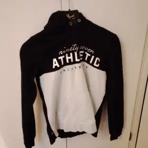 Svartvit hoodie från H&M Divided i storlek 158/164.  Katt finns I hemmet