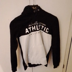Hoddie Från H&M  - Svartvit hoodie från H&M Divided i storlek 158/164.  Katt finns I hemmet