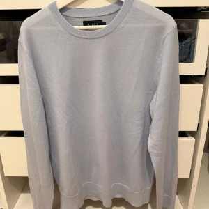 Ljusblå merinoulltröja från Riley - Säljer en ljusblå merinoull tröja från Riley, den är i 100% merinoull och är i bra skick 9/10. Hör av er vid frågor!🙌