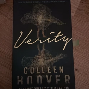 Verity - En spännande thriller av Colleen Hoover som håller dig vaken hela natten. Boken handlar om Lowen Ashleigh, en kämpande författare som får ett livsförändrande jobberbjudande. Hon upptäcker en ofärdig självbiografi av Verity Crawford, full av chockerande avslöjanden. En TikTok-sensation med över 200 000 femstjärniga recensioner.