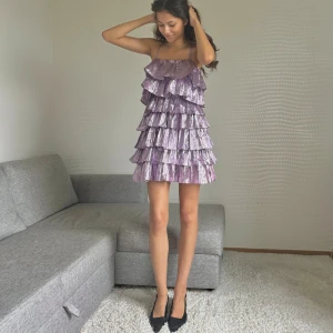 Lila volangklänning - Helt oanvänd!