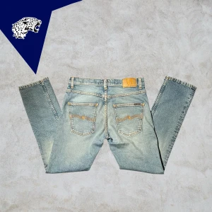 NUDIE JEANS GRIMTIM - Nudie jeans Grim Tim | Skick: 8,5/10 | Strl: W31 L30 | Brallorna är en sample färg & finns vad jag vet inte att köpa, där av lappen | Hör av dig om du undrar någonting!
