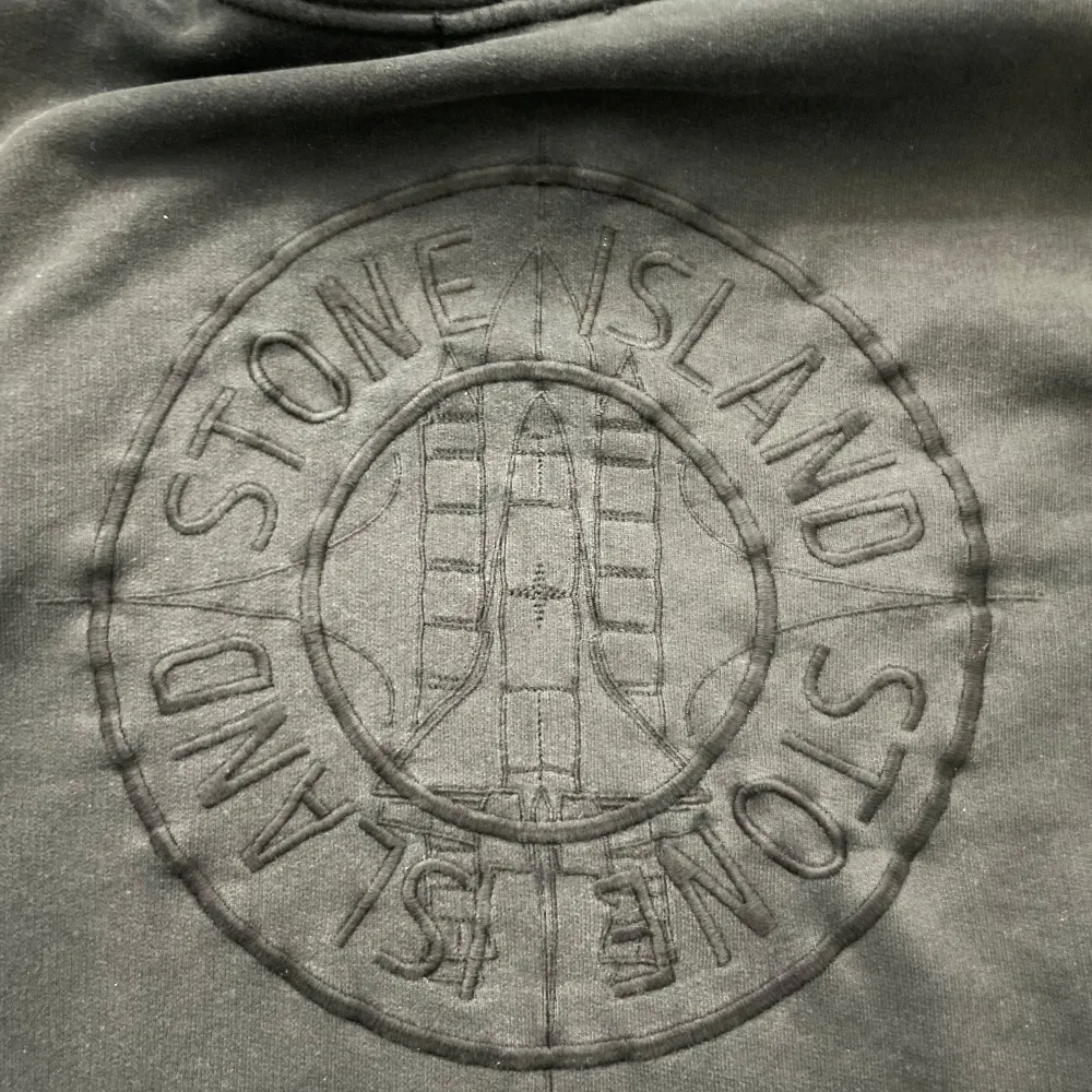 Säljer en svart hoodie från Stone Island i bra skick i storlek XS. Den har en stor broderad logga på ryggen som är över fet. Inga defekter . Hoodies.