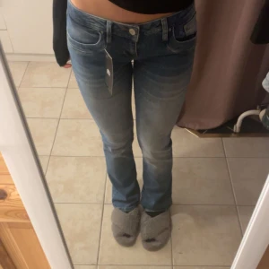 Lågmidjade jeans från LTB - Säljer ett par snygga blå lågmidjadejeans från LTB . Helt nya med prislapp o kan posta så snabbt det önskas 