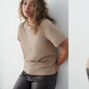 Beige t-shirt - Säljer en stilren beige t-shirt i mjukt material. Perfekt för vardagsbruk med en normal passform och korta ärmar. Enkel att matcha med olika outfits för en avslappnad look.