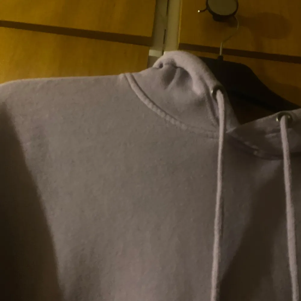 Säljer en supermjuk ljuslila hoodie från YOURTURN. Perfekt för mysiga dagar eller en chill kväll med vänner. Den har en klassisk känguruficka och justerbar huva med dragsko. Passar perfekt till jeans eller mjukisbyxor. Skicka ett meddelande om du är intresserad! 💜. Tröjor & Koftor.