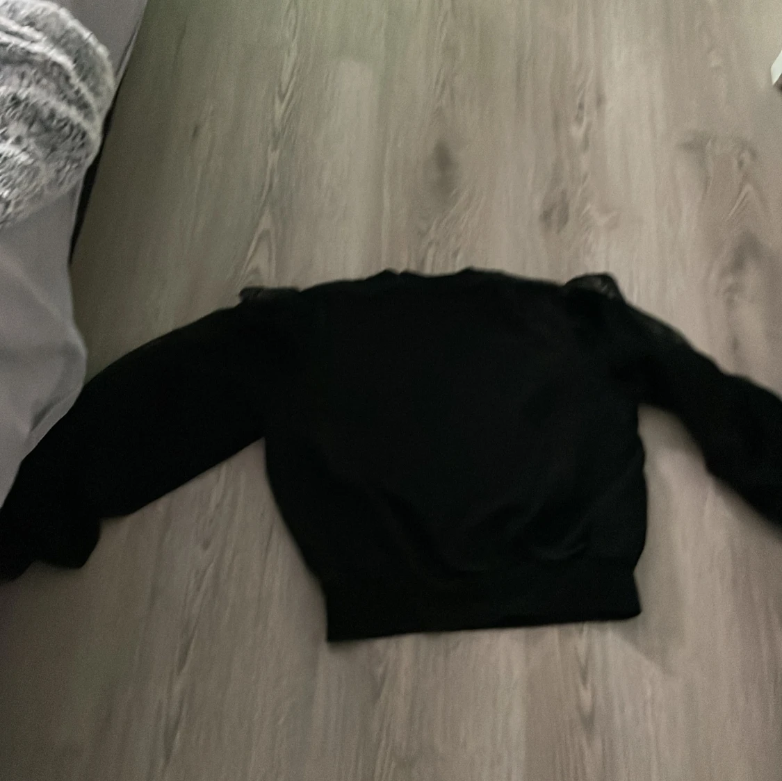 Svart tröja med unika detaljer - 90