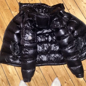 Moncler maya - Säljer en snygg svart moncler maya jacka. Jackan är i ny skick och perfekt för vintern.