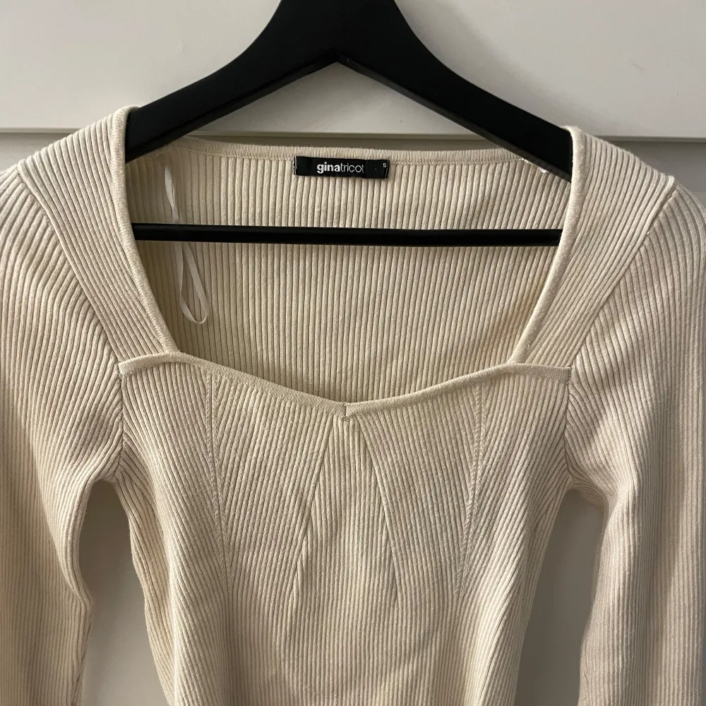 Säljer en superfin beige ribbad topp från Gina Tricot. Den har långa ärmar med slits. Toppen är i bra skick. Den är i S men skulle säga att den passar Xs skriv för frågor eller fler bilder på!. Tröjor & Koftor.