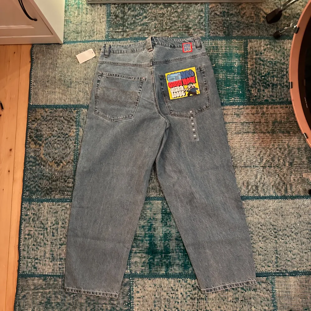 Säljer ett par blåa jeans från empyre i modellen Ultra Loose. De har en avslappnad passform. Jeansen är helt nya, aldrig använda. MVH Abbe . Jeans & Byxor.