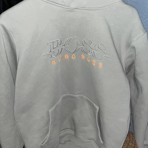 Grå hoodie från Hugo Boss storlek S oversize - Säljer en snygg grå hoodie Hugo boss använd Max 3 gånger storlek S 