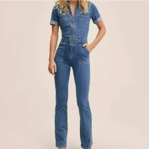 Jeans jumpsuit - Jeans jumpsuit från Mango. Storlek S men med en lite tightare passform. Använd fåtal gånger och därför i väldigt bra skick💛