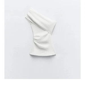 Vit oneshoulder topp från zara - Jättesnygg vit topp från zara. Hör av er om ni har några frågor!💕