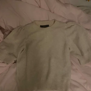 Beige tröja från Vero Moda - Säljer en superfin beige tröja från Vero Moda i storlek XS. Den är i ett mjukt material och har puffiga ärmar som ger en söt touch. Perfekt för både vardag och fest! 💫säljer pgr av att den är för stor skriv innan ni köper!❤️