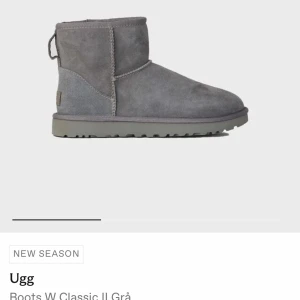 Grå Ugg Boots W Classic II - Säljer ett par grå Ugg Boots W Classic II i mycket bra skick. De är gjorda av mjuk mocka och har en varm och gosig insida, perfekt för kalla vinterdagar. Skriv till mig ifall priset inte passar, helt nyskick! 