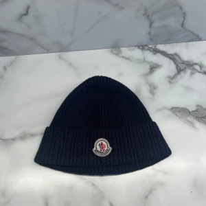 Mörkblå mössa Moncler - Säljer en snygg moncler mössa Billigare vid snabb affär!