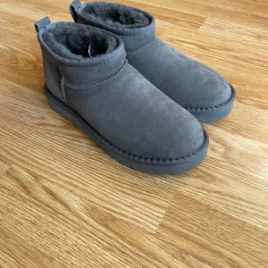 UGG CLASSIC ULTRA MINI - Ett år helt ny gråa Uggs! Fräscha och oanvända, köpte fel storlek.                                        Bara att höra av er om frågor osv Svarar direkt på Prisförslag!