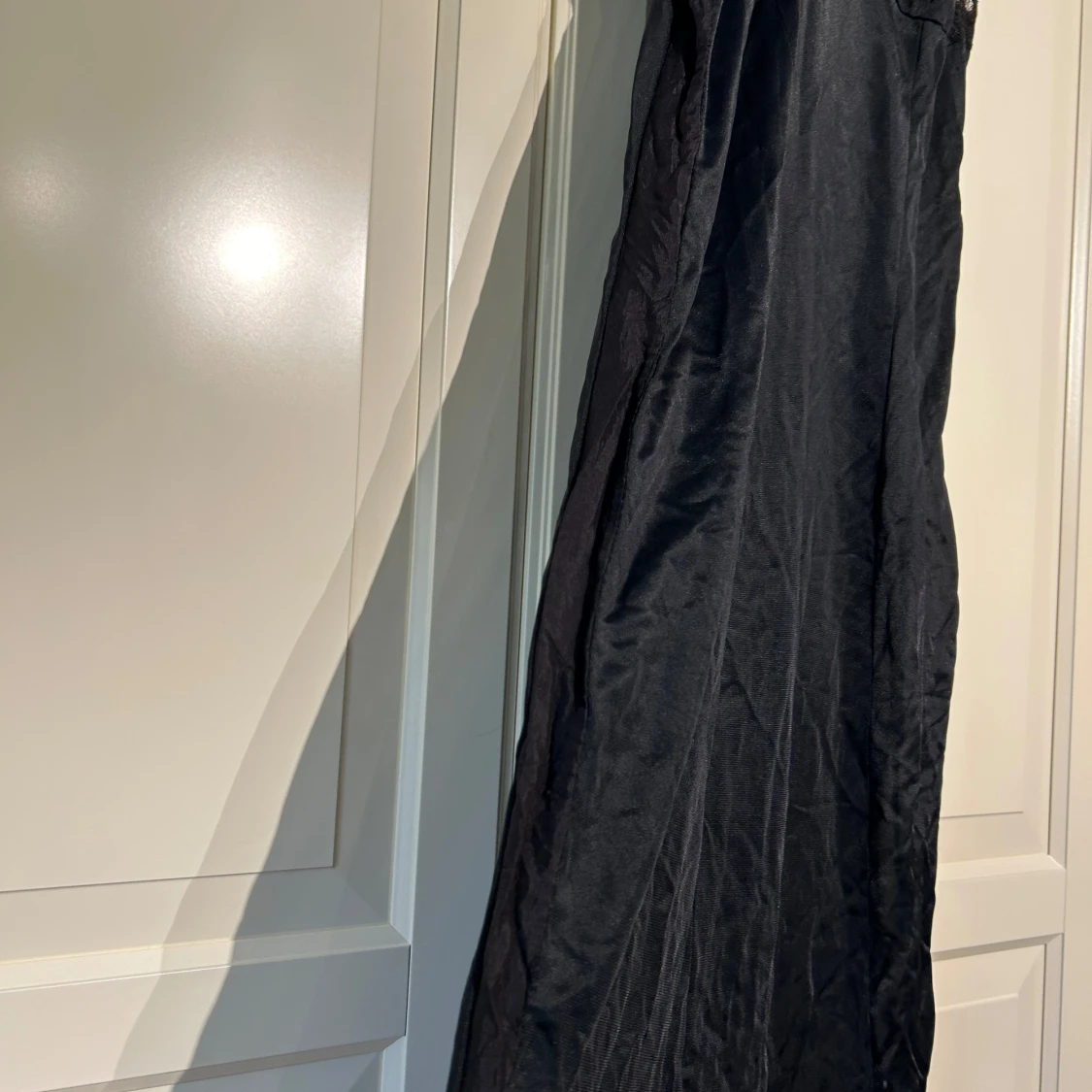 Svart satin klänning med spetsdetaljer - 93