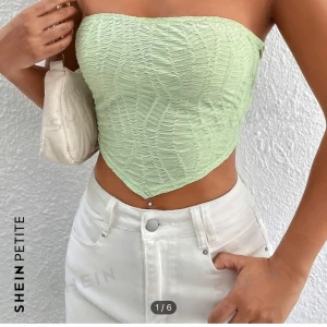 Ljusgrön tubtopp från SHEIN - Säljer denna fina topp i storlek xs. Bra skick, har bara testat den på men aldrig kommit till användning tyvärr