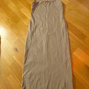 Beige oneshoulder klänning från H&M - Säljer en stilren beige oneshoulder klänning från H&M. Perfekt för både vardag och festliga tillfällen. Klänningen är i ett mjukt och bekvämt material som ger en snygg passform. Ett måste i garderoben för den som älskar enkel och elegant stil. Använd två gånger (i någon timme)