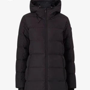 Svart lång dunjacka - Säljer en svart lång dunjacka i mycket bra skick. Perfekt för kalla vinterdagar med sin varma och vadderade design. Jackan har en dragkedja framtill och en praktisk huva. Den är långärmad och har en stilren look som passar till det mesta. Perfekt för både vardag och vinteräventyr! Passar S och M i storleken :) nästintill oanvänd