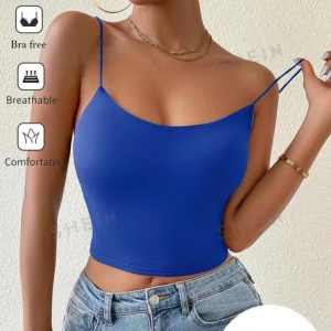 Blå topp  - Snygg blå topp med smala axelband och öppen rygg. Perfekt för sommardagar eller en utekväll. Toppen är croppad och tillverkad i ett bekvämt och andningsbart material.
