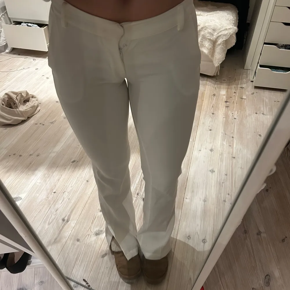 Lågmidjade kostymbyxor med slits nedtill från bikbok, knappt använda då de är för små, byter gärna mot samma i storlek 40🥰men går även att köpa! . Jeans & Byxor.