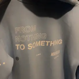 Säljer en snygg ljusblå hoodie från Hoodrich med texten 'FROM NOTHING TO SOMETHING' tryckt på framsidan. Den är i mycket bra skick och perfekt för en avslappnad stil. Hoodien har en klassisk passform och är superbekväm. Perfekt för både vår och höst!