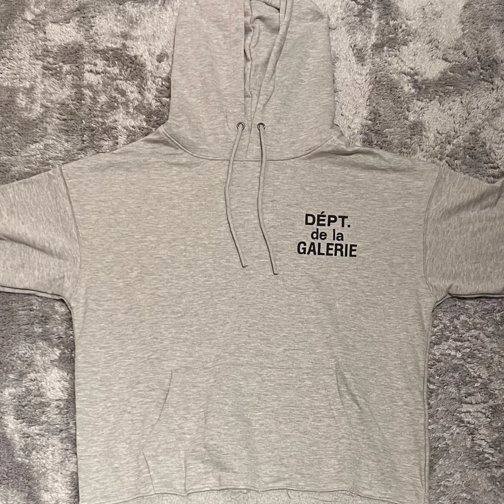 Grå hoodie från gallery dept. Köpt på vinted för ungefär 500 kr. Obs ej authentisk. Storlek S och sitter lite baggy i fitten.. Tröjor & Koftor.