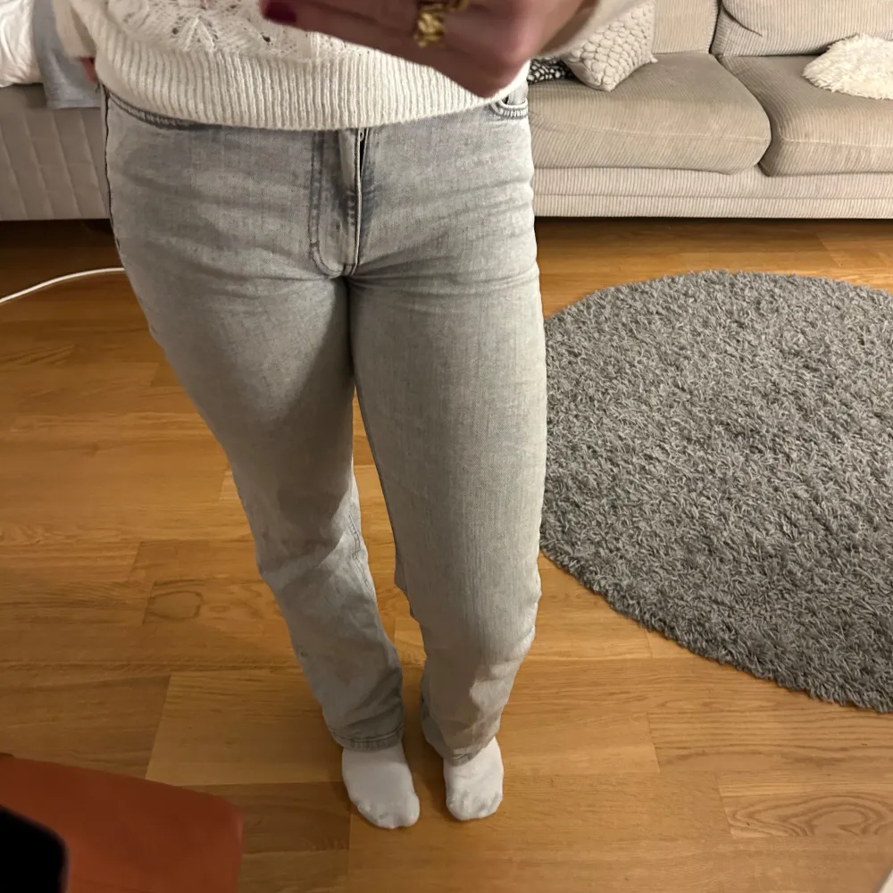 Säljer ett par gråa jeans från BikBok då de inte passar mig i storleken. Bra skick🥰. Jeans & Byxor.