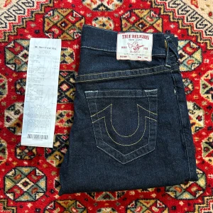 True religion jeans ricky - Feta trues ricky relaxed straight. Jeansen är typ mörkblåa svarta typ, finns ingen sån färg att välja. Köpta i nk göteborg. Kvitto finns. Använda en gång, säljer för dom är för stora för jag e petit🤍🪽jag är 186 tror jag. Skriv om ni har frågor❤️ 